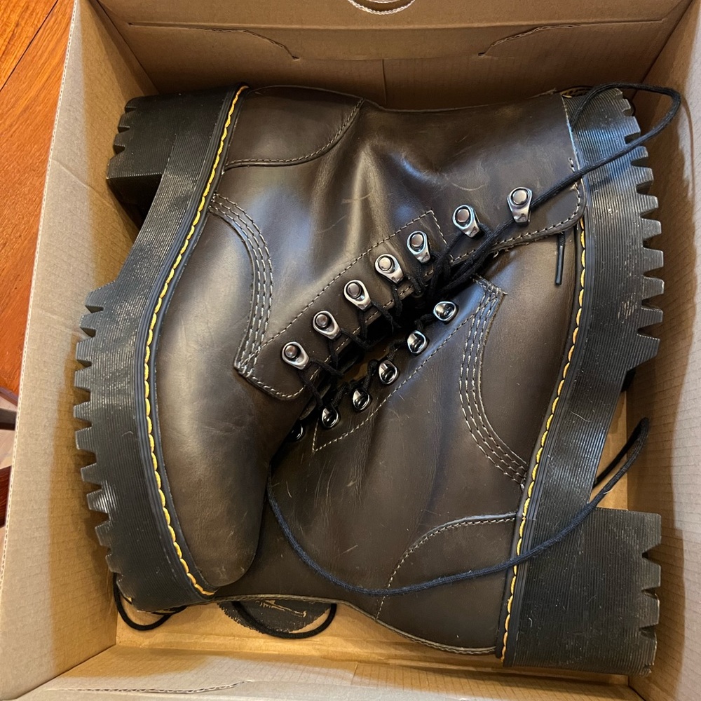 NEW!  LEONA WOMEN'S VINTAGE SMOOTH LEATHER HEELED BOOTS - SIZE 9!